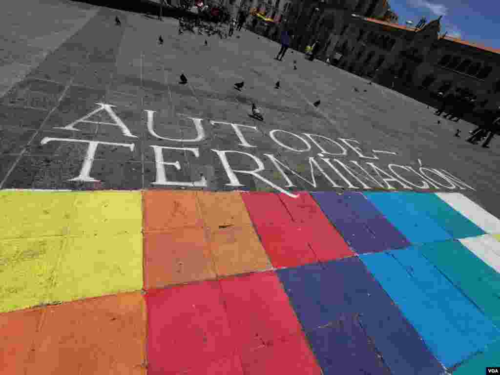 Los mensajes escritos al rededor de la whipala pintada en la plaza San Francisco, hacen llamados a la paz, la unidad y la igualdad de los derechos de las personas.