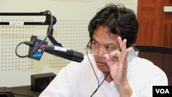 Sok Touch, dean of Khemarak University and a political analyst (left) and Um Sam An, a Lawmaker from the opposition CNRP Party (not shown here)​ discuss the topic “What Would Cambodia-Vietnam Border Solution Need?" during VOA Khmer’s special Hello VOA radio call-in show, Friday, August 7, 2018. (Lim Sothy/VOA Khmer) 