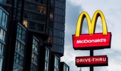 Tanda restoran drive-thru McDonald's di London, Inggris, 10 Desember 2021. Gambar diambil 10 Desember 2021. (REUTERS/May James)