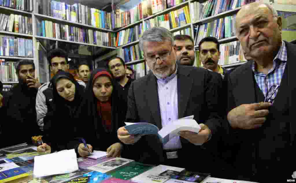 سیدرضا صالحی امیری، وزیر فرهنگ و ارشاد اسلامی در روز کتابگردی از کتابفروشیهای خیابان انقلاب بازدید می کند- پنجشنبه