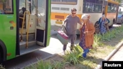 Stanovnici okruga Rylsky ulaze u autobus tokom evakuacije nakon upada ukrajinskih trupa u Kurskoj oblasti, Rusija, na ovoj fotografiji snimljenoj sa videa objavljenog 14. avgusta 2024.