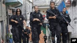 Polícia de élite brasileira patrulha as ruas da Favela Rocinha, no Rio de Janeiro (Nov.13, 2011)