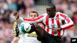 Dwight Yorke de Sunderland, à droite, prend le dessus sur Antonio Nocerino de Juventus, à gauche, dans un duel lors d’un match amical de pré-saison au Stade de Lumière, Sunderland, Angleterre, 4 août 2007. 