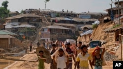 Pengungsi Rohingya membangun kembali rumah-rumah darurat mereka, sebagai persiapan menjelang musim hujan di kamp pengungsian Kutupalong Rohingya di Kutupalong, Bangladesh, 28 April 2018. (Foto: dok).