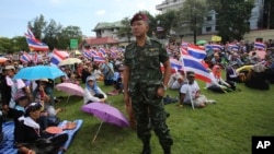 ထိုင်းစစ်ဌာနချုပ်အတွင်း ဝင်ရောက်ဆန္ဒပြနေသူ ထိုင်းပြည်သူများ။ (နိုဝင်ဘာ ၂၉၊ ၂၀၁၃)။