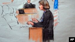 تصویر جودی کلارک، وکیل مدافع جوهر سارنایف در برابر جورج اوتول رئیس دادگاه فدرال رسیدگی به بمب گذاری در بوستون. ۴ مارس ۲۰۱۵