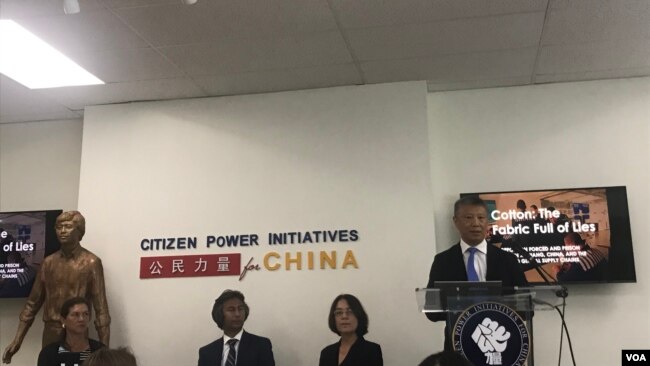 人权组织“公民力量”副主席、报告主要作者韩连潮(右一)在报告发布会上讲话。