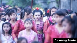 Acara perkawinan seorang anak perempuan di Lombok, NTB. (Courtesy: Armin Hari)