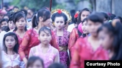 Acara perkawinan seorang anak perempuan di Lombok, NTB. (Courtesy: Armin Hari) Menurut UNICEF, jumlah kasus perkawinan anak sebelum usia 18 tahun di Indonesia adalah tertinggi ke-4 di dunia. 