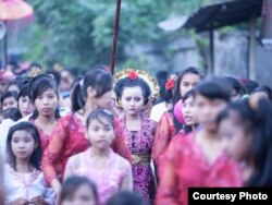 Acara perkawinan seorang anak perempuan di Lombok, NTB. (Courtesy: Armin Hari)