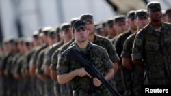 巴西军队士兵7月15日抵达里约热内卢空军基地，他们将为2016里约奥运会提供安全警戒。