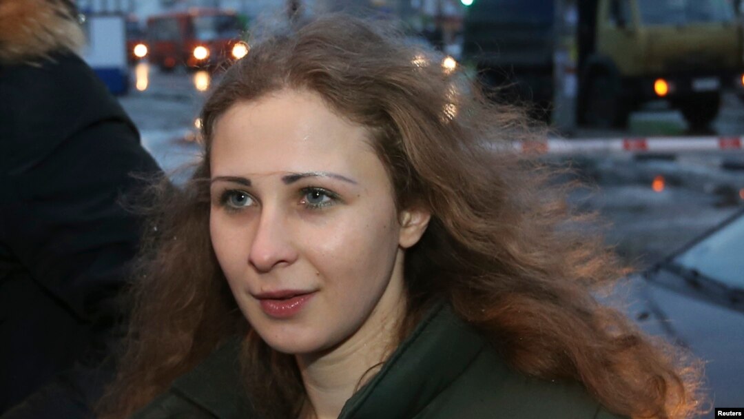 Maria Alyokhina, anggota band punk Pussy Riot, berbicara pada wartawan di sebuah stasiun kereta api di Nizhny Novgorod (23/12). (Reuters/Sergei Karpukhin)