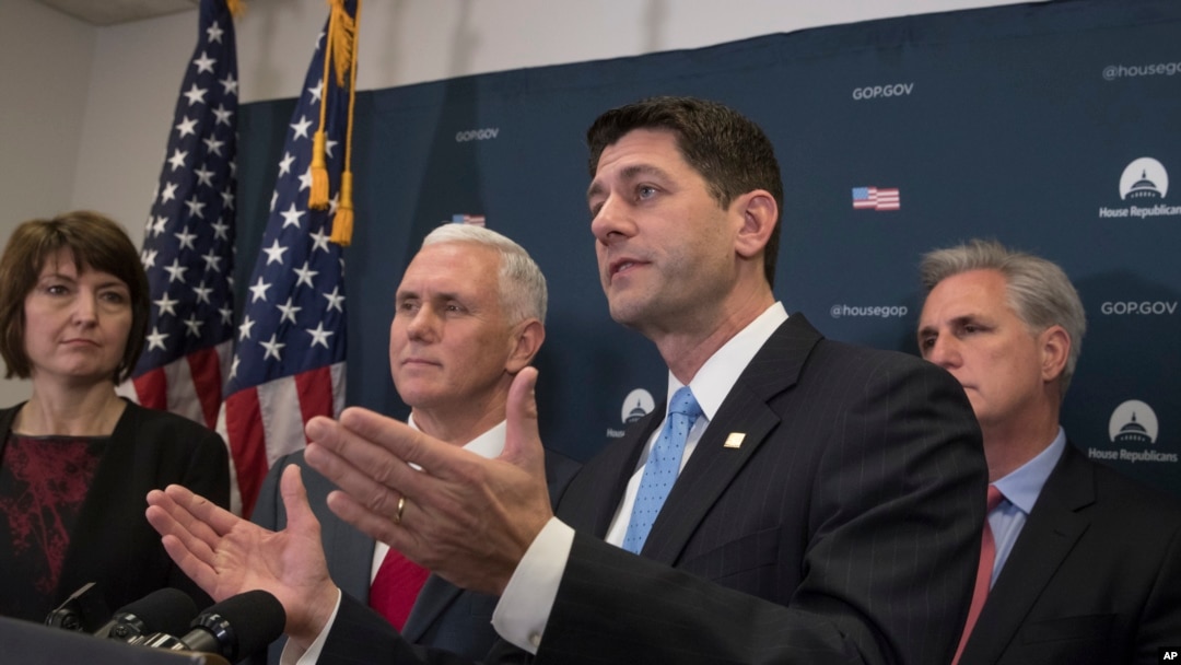 Chủ tịch Hạ viện Paul Ryan (phía trước) và Phó Tổng thống đắc cử Mike Pence (thứ hai từ trái sang), tại một cuộc họp báo ở Điện Capitol, Washington, ngày 04/01/2017.