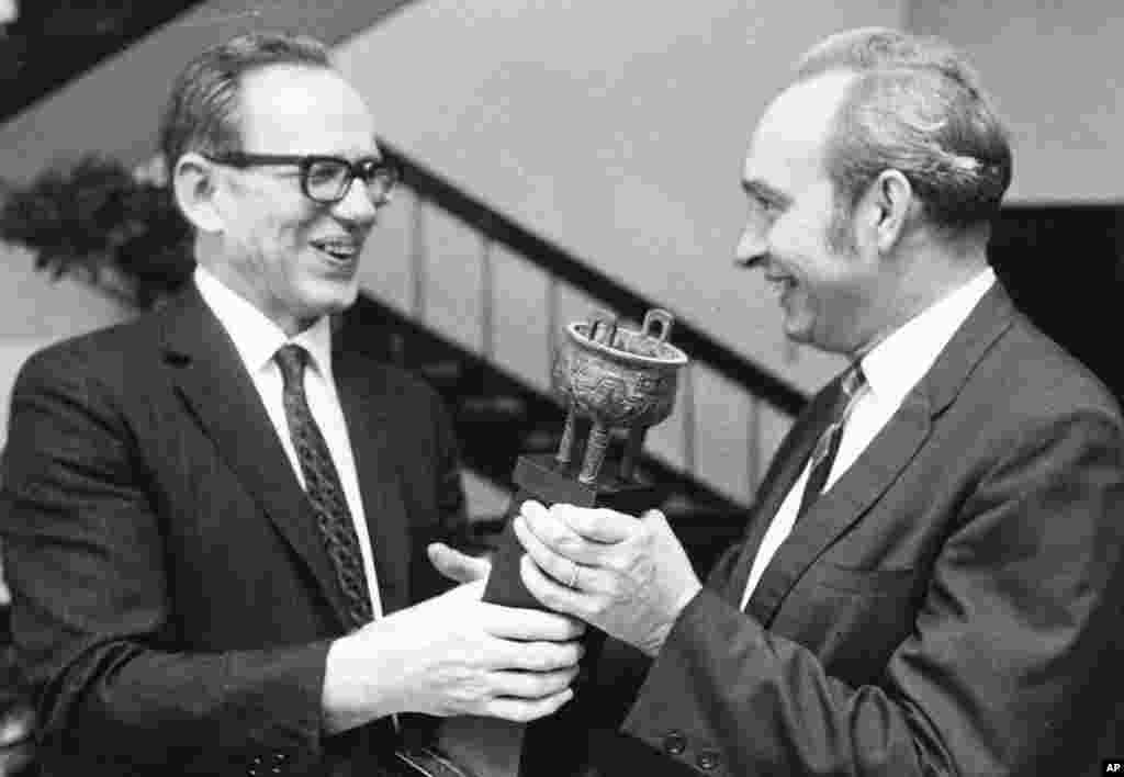 老照片回顾：美国之音中文广播70年