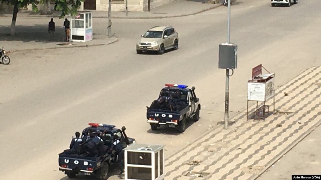 Présence policière et rues quasiment désertes à Benguela, en Angola, le 11 novembre 2020.