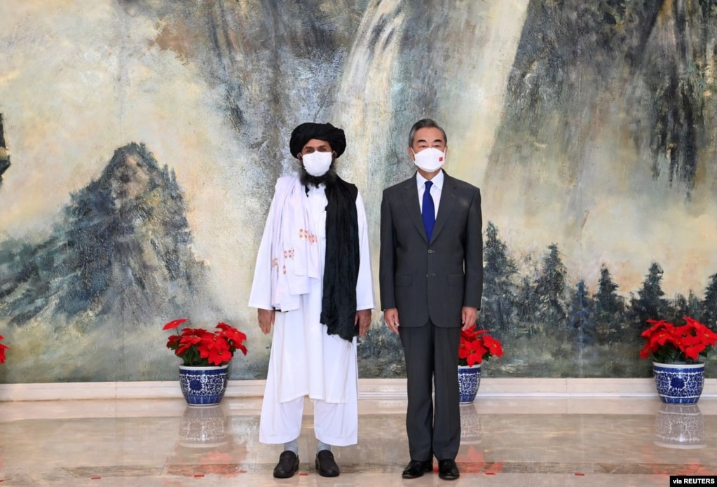 2021年7月28日中国外长王毅在天津会见塔利班政治首脑毛拉·巴拉达尔。(photo:VOA)