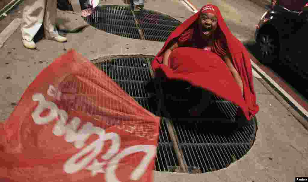 Uma apoiante de Dilma comemora na avenida Paulista em São Paulo, após serem conhecidos os resultados que davam a vitória à candidata do PT. Dilma Rousseff derrotou Aécio Neves, nas eleições de 26 de Outubro. Brasil 2014