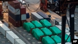 Sembilan kendaraan militer Singapura Singapura disita di terminal peti kemas di Hong Kong, 24 November 2016 (Foto: dok). (AP Photo / Kin Cheung)