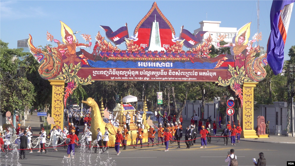 ពិធីដង្ហែព្រះសពរបស់សម្តេចក្រុមព្រះនរោត្តម រណឫទ្ធិ ចេញពីព្រះដំណាក់ ទៅកាន់វាលព្រះមេរុ មុខវត្តបុទមវតី រាជធានីភ្នំពេញ ថ្ងៃទី៨ ខែធ្នូ ឆ្នាំ២០២១។ (ខាន់ សុគុំមនោ/វីអូអេ)