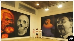 中国画家高氏兄弟画的马克思和骷髅的双肖像，象征二十世纪共产主义给人类带来的死亡和奴役
