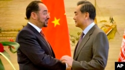 Ngoại trưởng Afghanistan Salahuddin Rabbani (trái) và Bộ trưởng Ngoại giao Trung Quốc Vương Nghị (phải) bắt tay sau cuộc họp báo chung tại Bộ Ngoại giao ở Bắc Kinh, ngày 26 tháng 1 năm 2016.