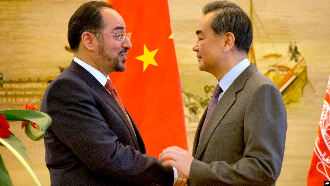Ngoại trưởng Afghanistan Salahuddin Rabbani (trái) và Bộ trưởng Ngoại giao Trung Quốc Vương Nghị (phải) bắt tay sau cuộc họp báo chung tại Bộ Ngoại giao ở Bắc Kinh, ngày 26 tháng 1 năm 2016.