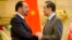 2016年1月26日阿富汗外长拉巴尼（左）和中国外交部部长王毅握手