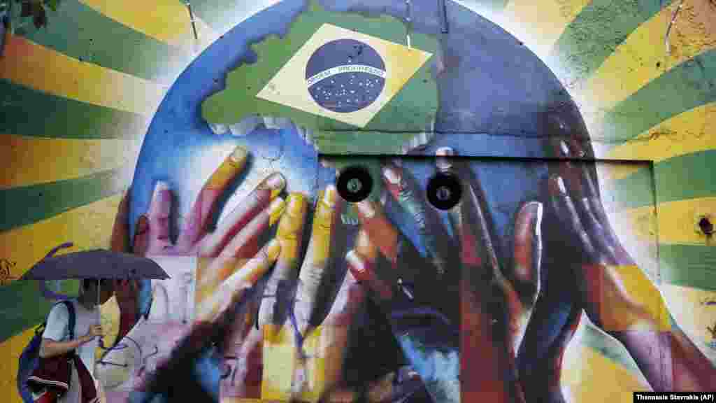 2014 브라질 월드컵 개막을 앞둔 10일 상파울로 거리에 월드컵 성공 개최를 기원하는 벽화가 그려져있다.