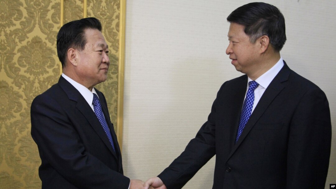 Song Tao (kanan), utusan khusus Presiden China bertemu pejabat senior Korea Utara di Pyongyang hari Sabtu (18/11).