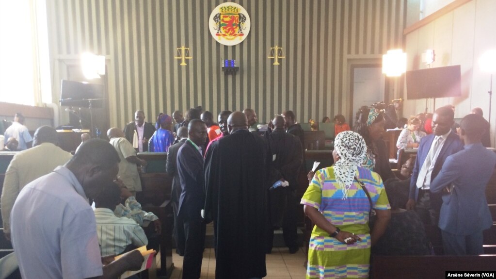 Fin de la première audience du procès Mokoko à Brazzaville, le 7 mai 2018. (VOA/Arsène Séverin)