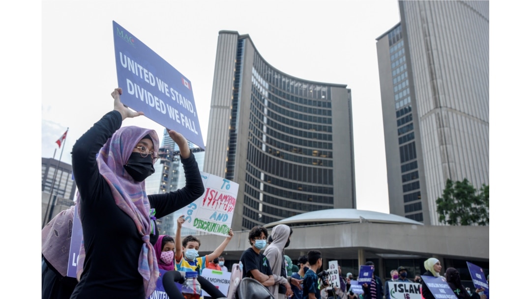 Masyarakat melakukan protes terhadapi Islamofobia, di Toronto, Ontario, Kanada 18 Juni, 2021. (Foto: REUTERS/Alex Filipe)