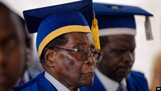 Robert Mugabe depois de três dias de ter sido detido por militares apareceu numa cerimónia de formatura universitária