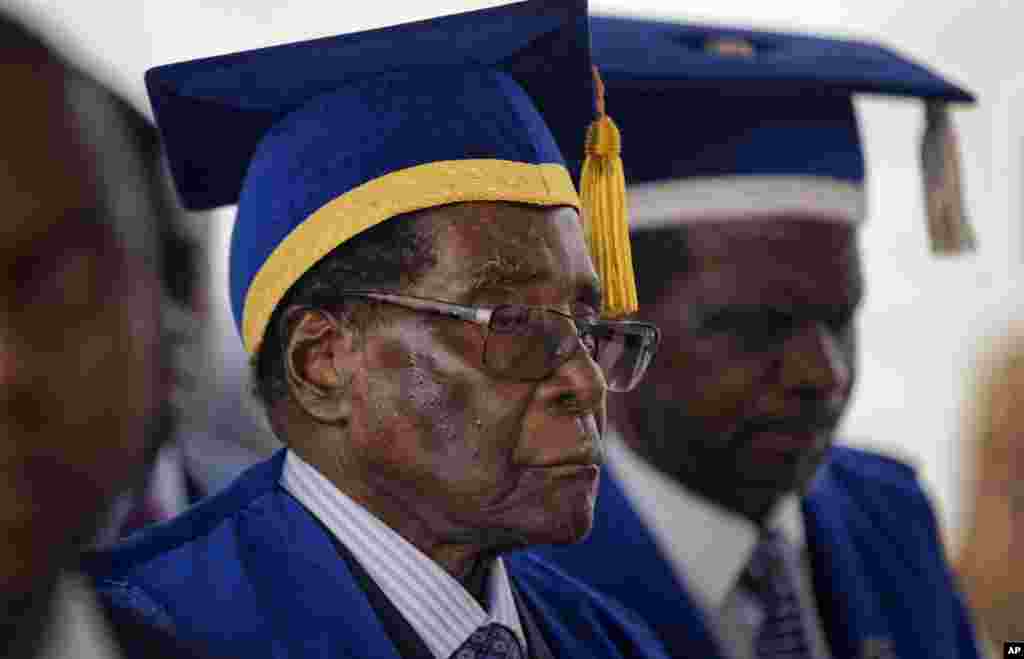 Zimbabwe's President Robert Mugabe leaves after presiding over a student graduation ceremony at Zimbabwe Open University on the outskirts of Harare, Zimbabwe, Nov. 17, 2017. 