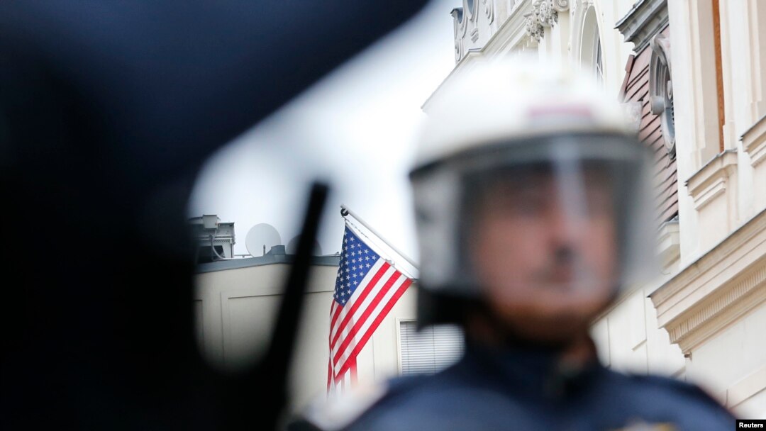 ARHIVA - Austrijski policajac ispred američke ambasade u Beču 