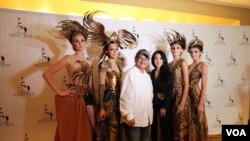 Diana Couture bersama Produser VOA, Naratama (VOA/Naratama)