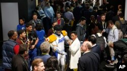 Attendees crowd the isles during CES International, Thursday, Jan. 7, 2016, in Las Vegas. (AP Photo/John Locher)