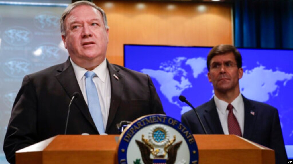 Ngoại trưởng Mỹ Mike Pompeo và Bộ trưởng Quốc phòng Mark Esper tại một sự kiện.