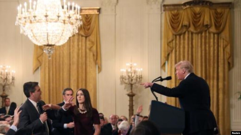 El periodista Jim Acosta y el President Donald Trump tuvieron una acalorado encuentro, en la Casa Blanca, el miércoles.