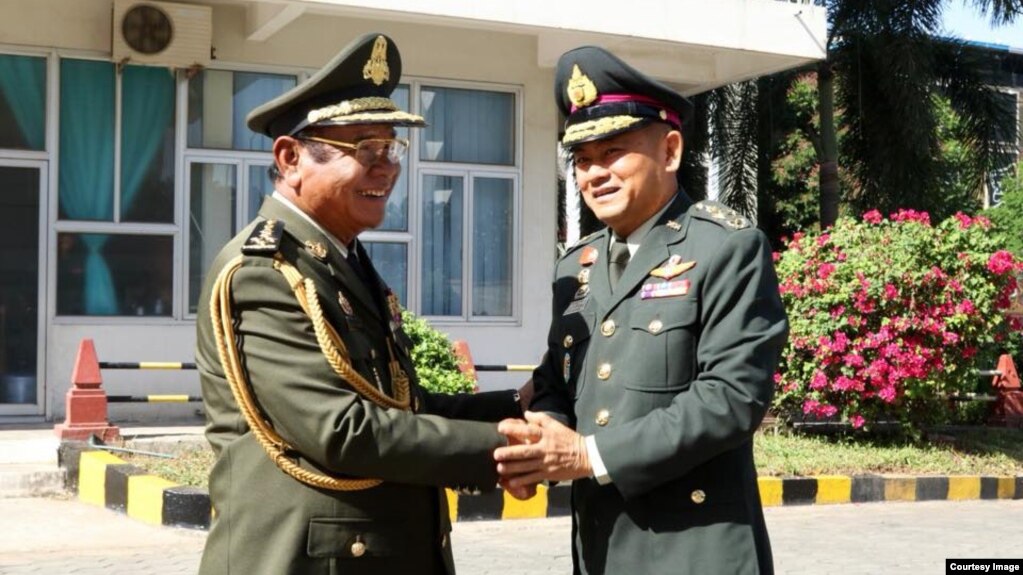 General Pol Saroeun, commander-in-chief of the Royal Cambodian Armed Forces, left, shakes hands with General Thanchaiyan Srisuwa, chief of defense forces of the Royal Thai Armed Forces, right, in Phnom Penh, Cambodia, June 22, 2018. (Courtesy of Gen. Pol Saroeun's Facebook page) 