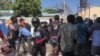 Renegados de la policía de Haití salen de la cárcel de Croix des Bouquets después de liberar a un colega el 18 de marzo de 2021. Foto de Matiado Vilme, VOA.