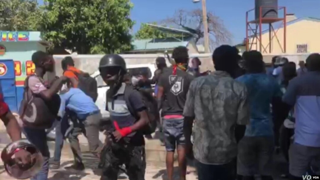 Renegados de la policía de Haití salen de la cárcel de Croix des Bouquets después de liberar a un colega el 18 de marzo de 2021. Foto de Matiado Vilme, VOA.
