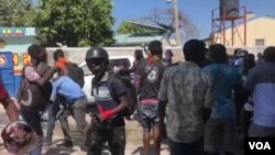 Renegados de la policía de Haití salen de la cárcel de Croix des Bouquets después de liberar a un colega el 18 de marzo de 2021. Foto de Matiado Vilme, VOA.