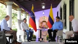 El presidente de Colombia, Gustavo Petro, a la izquierda, y su homólogo venezolano, Nicolás Maduro, se reúnen en Caracas, Venezuela, el 23 de marzo de 2023.