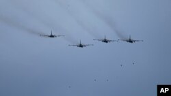 Vojni avioni bacaju bombe tokom rusko-bjeloruskih vojnih vježbi na poligonu Obuz-Lesnovsky u Bjelorusiji, subota, 19. februar 2022.