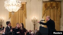 El periodista Jim Acosta y el President Donald Trump tuvieron una acalorado encuentro, en la Casa Blanca, el miércoles.