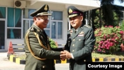 General Pol Saroeun, commander-in-chief of the Royal Cambodian Armed Forces, left, shakes hands with General Thanchaiyan Srisuwa, chief of defense forces of the Royal Thai Armed Forces, right, in Phnom Penh, Cambodia, June 22, 2018. (Courtesy of Gen. Pol Saroeun's Facebook page) 