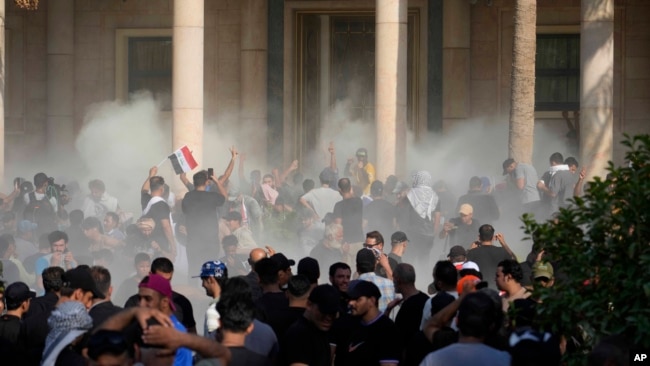 Forcat e sigurisë duke hedhur gaz lotsjellës brenda territorit të Pallatit Qeveritar në Bagdad (29 gusht 2022)