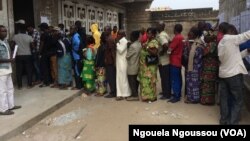 Rang des votants au centre de l'Angola libre à Bacongo, à Brazzaville, le 16 juillet 2017. (VOA/Ngouela Ngoussou)