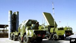 Sistem pertahanan udara mutakhir dengan sistem misil anti-pesawat terbang S-300, dipamerkan di sebuah lokasi yang dirahasiakan di Rusia (Foto: dok).