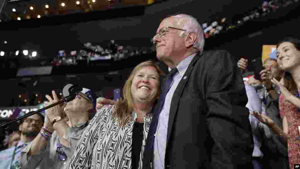 Le Sénateur Bernie Sanders se serre contre sa femme, à Philadelphie, 26 juillet 2016
